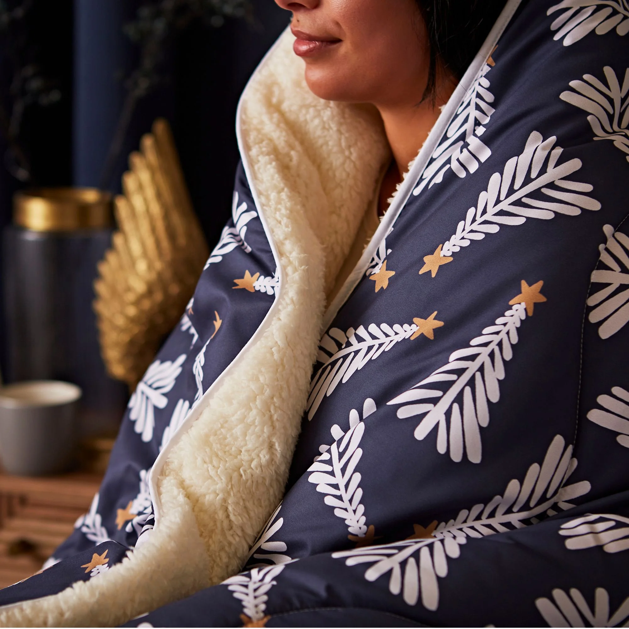 Night Lark®  Cosy Sherpa Throw Festive Trees - Image 2